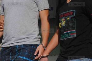 Tineri suspectaţi de zeci de spargeri de locuinţe în Timişoara, prinşi în flagrant, la Târgu Jiu