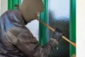 Prinşi în flagrant la spart de locuinţe!