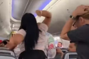 Ce a făcut o tânără când a observat că iubitul ei ”se uită la o altă femeie” în avion. VIDEO