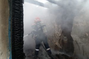 Incendiu la o casa in judetul Tulcea. Intervin pompierii (galerie foto)