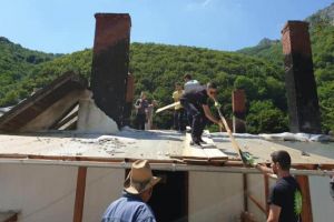 După Notre-Dame, mulţi români s-au dat ”de ceasul morţii”, dar la Râmeţi doar puţini inimoşi au particpat la înlăturarea urmelor incendiului