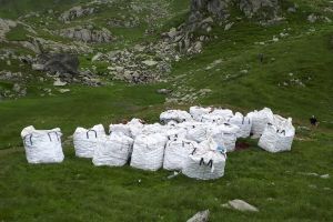 VIDEO FOTO Zeci de saci plini cu gunoaie adunate din munţii Făgăraş – S-a intervenit cu elicopterul