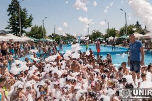 Foto: Petrecere de senzaţie, în clăbuci, la un ştrand din judeţul Alba