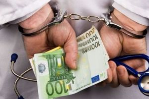 Spovedania EXPLOZIVĂ a unui MEDIC din Iaşi. Cum a luat ȘPAGĂ de la PROCURORI. Negocierea a avut loc în BAIE 