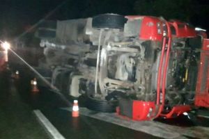 Autocamion răsturnat la Mioveni