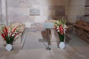 Foto: Flori la mormântul lui Iancu de Hunedoara, în fiecare an, la ceas aniversar al bătăliei de la Belgrad. Respect şi civilizaţie