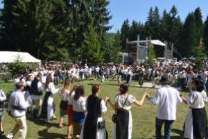 Secole de tradiţii, încununate la Sântilia – Nedeia Mocănească a voineştenilor