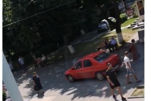 VIDEO Scene care sfidează bunul simţ şi siguranţa! Un şofer din Botoşani a ieşit cu maşina la plimbare pe Unirii