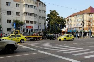 FOTO Accident într-o intersecţie din Botoşani! O femeie a fost rănită după impactul dintre un taxi şi un Audi (Update)