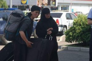 Scene şocante! Un bărbat este împins intenţionat pe şinele de cale ferată de către o măicuţă 