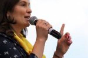 Viorica Dăncilă este un prost exemplu pentru tânăra generaţie! Candidatura la prezidenţiale are la bază un şantaj!