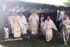 FOTO PS Părinte Calinic Botoşăneanul a sfinţit pictura cea nouă de la o biserică din judeţul Botoşani