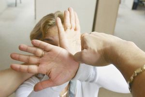 Poliţiştii au emis un ordin de protecţie în cazul unui bărbat din Alba Iulia care şi-a agresat soţia.