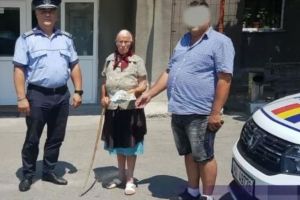 O bunicuţă a găsit o pungă plină cu bani – A dus-o la poliţie