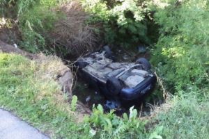 Tânăr din Alba care s-a prăbuşit cu maşina într-o prăpastie şi a fugit de la locul accidentului, trimis în judecată pentru ucidere din culpă. A cauzat decesul unui pasager