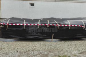 Locatarii unui bloc de pe strada Măgurei din municipiul Suceava s-au trezit cu o platformă de ...