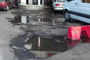 Punctul de Trecere a Frontierei Siret, plin de gropi printre care maşinile cu greu se pot strecura