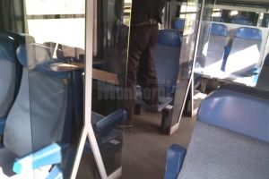 Vameşii de la Vicşani, cu picioarele pe banchetele trenurilor în căutarea ţigărilor de ...