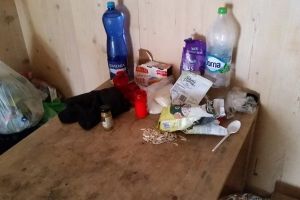 FOTO Refugiul Călţun plin cu gunoaie – Salvamontiştii: „Unii turişti nu au educaţie”