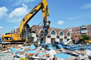 Constructorii au început demolarea pieţei Ioşia din Oradea pentru a face loc unui hypermarket (FOTO VIDEO)