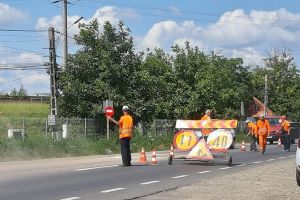 FOTO Se montează senzori în asfaltul de pe drumul Botoşani- Dorohoi. Ce informaţii vor transmite senzorii respectivi!