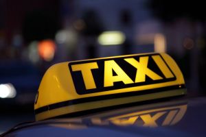Taximetrist prins cu alcoolemie, lăsat fără permis. Explicaţia acestuia