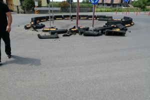 FOTO. Sens giratoriu din judeţul Satu Mare, distrus de şoferi. Lovit din toate părţile