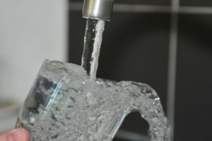 Proprietarii de localuri, obligaţi să ofere gratuit clienţilor apă de la robinet