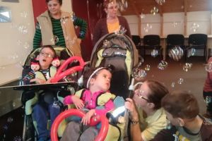 FOTO: 8 luni de activităţi de teatru interactiv pentru copiii cu dizabilităţi din Centrul de Îngrijire şi Recuperare Perseverenţa din Târgu Mureş