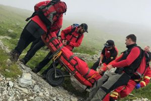 FOTO – Turistă din Australia rănită la Bâlea Lac – Salvamontiştii au dus-o cu targa la ambulanţă