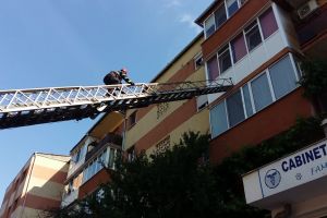 Persoană cu probleme medicale, blocată într-un imobil din Alba Iulia. Intervin pompierii