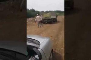 VIDEO: Groapă de gunoi ilegală la Panciu. Momentul în care cei care aruncă gunoaiele o rup la fugă