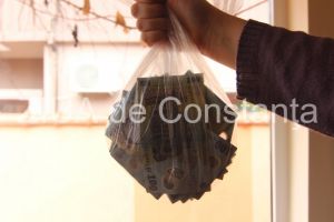 A predat politistilor o punga plina cu bani, gasita pe strada  