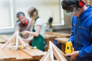 Învăţământul dual la Iaşi se mişcă cu pasul melcului