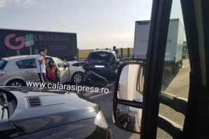 Carambol pe Autostrada A2. Doua autoturisme si o autoutilitara, implicate in accident. Trafic restrictionat