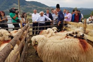 Ajutor dublat pentru o categorie de fermieri, măsură care vizează, printre altele, evitarea depopulării satelor