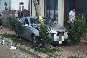 TÂRGOVIȘTE: Șoferul, care s-a izbit cu maşina de un stâlp, consumase droguri