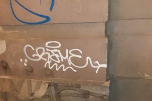 Doi tineri au mâzgălit „de distracţie” o clădire din centrul Timişoarei