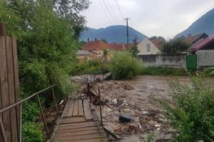 Podeţ distrus de ultimele ploi la Zărneşti