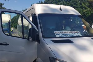 VIDEO & FOTO Razie a Poliţiei Rutiere! Șoferul unui microbuz cu persoane, prins sub influenţa alcoolului
