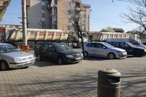 Gata cu traficul greu prin zonele rezidenţiale din Alba Iulia. Restricţii impuse, în urma unei dezbateri publice