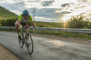 Ciclistul Constantin Lucuţar vrea să parcurgă pe bicicletă 1. ...