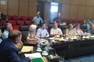 Unul din organizatorii protestului pentru drumuri, apel către aleşi în şedinţa de Consiliu Judeţean: Cu ce v-am greşit că trebuie să circulăm în fiecare zi pe aceste drumuri proaste. Toţi staţi pe scaunele astea datorită nouă!