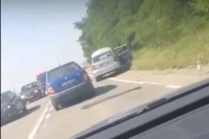 FOTO,VIDEO: ACCIDENT rutier pe DN1, între Alba Iulia şi Teiuş. Traficul se desfăşoară cu dificultate