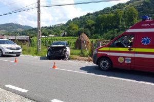 Accident la Telciu: Două tinere, transportate la spital (FOTO)