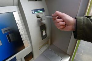 Copierea cardurilor bancare. Grupare infractionala organizata. Intervin FBI si DIICOT