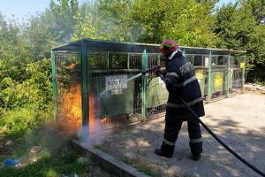 FOTO. Incendiu în municipiul Satu Mare. Tomberon de deşeuri cuprins de flăcări