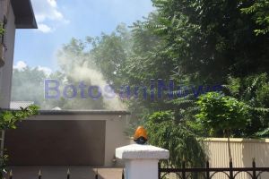 FOTO! Incendiu la o casă de pe Bulevardul ”Mihai Eminescu” din Botoşani. Trei autospeciale şi un echipaj medical, la faţa locului