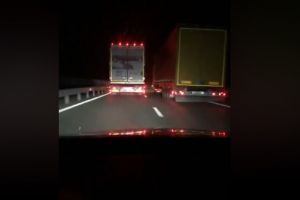 Cursă INFERNALĂ între două TIR-uri, pe AUTOSTRADA spre Timişoara (VIDEO)