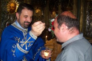 Un preot ortodox şi unul catolic se roagă pentru fratele Remus